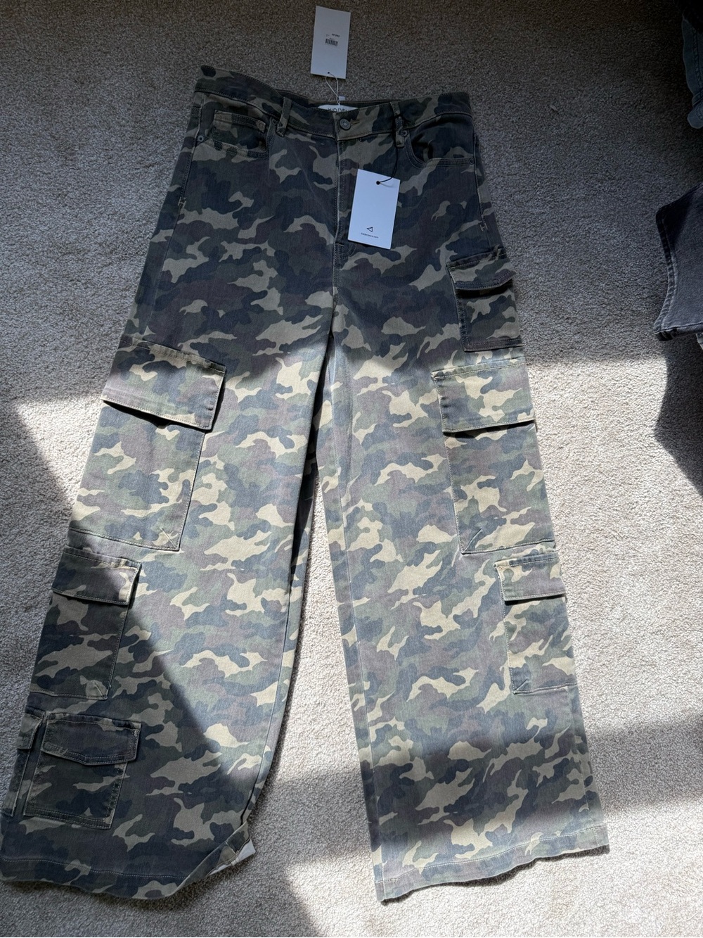 Women's Wide-Leg Cargo Jeans in Camouflage Green